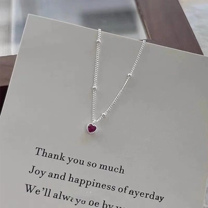 Détail du collier en argent S925 avec pendentif cœur rouge et petites perles fines