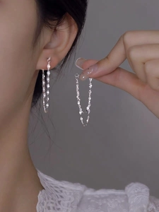 Détail des boucles d'oreilles pampilles à double chaîne en argent S925 portées par un mannequin