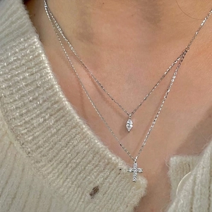 Nahaufnahme einer S925 Sterling Silber Halskette mit Kreuz und Marquise-Anhänger