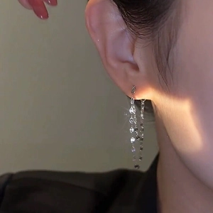 Détail de boucles d'oreilles pendantes en argent S925 avec chaînes multicouches scintillantes