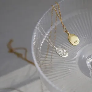 Collana in argento S925 con pendente ovale a rosa in finiture oro e argento lucido