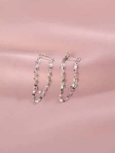 Détail de boucles d'oreilles pendantes à double chaîne scintillante en argent S925