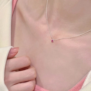 Collier minimaliste en argent sterling S925 avec un pendentif en forme de cœur rouge