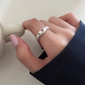 S925 sterling silver heart ring with irregular pink zircon on female index finger