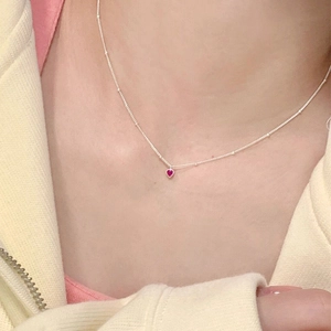 Collier minimaliste en argent S925 avec un petit pendentif cœur rouge et chaîne à billes