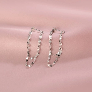 Détail des boucles d'oreilles S925 en argent avec double chaîne et glands sur soie