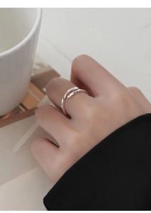 Close-up of S925 sterling silver Mobius ring featuring letter engraving on hand