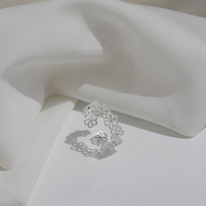 Elegant S925 sterling silver hollow flower open ring with polished floral pattern design