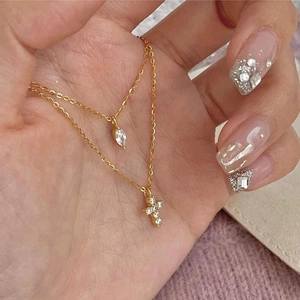 Elegante goldene zweischichtige S925 Silberkette mit Kreuz und marquise Zirkonia Anhänger