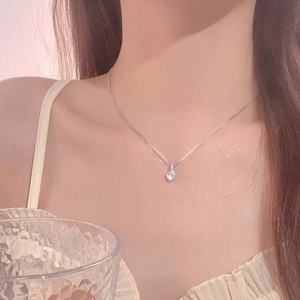Minimalist S925 sterling silver solitaire pendant necklace with shimmering box chain
