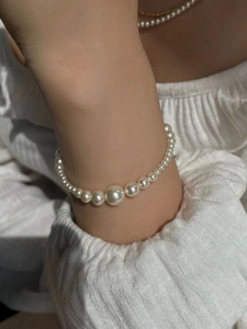 Detail shot of an elegant S925 silver pearl bracelet featuring gradient cream-white pearls