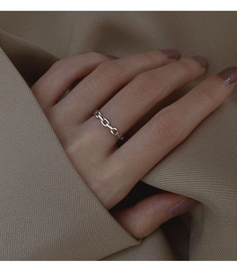 Minimalist S925 sterling silver chain ring worn on index finger with sleek metal texture