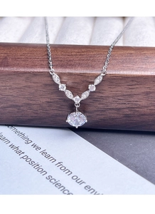 Dettaglio della collana in argento S925 con pendente rotondo brillante e zirconi cubici