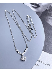Dettaglio ravvicinato della collana in argento S925 con pendente in zircone taglio marquise
