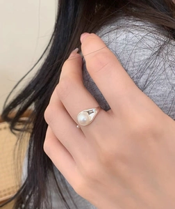 Close-up of minimalist S925 silver ring featuring a single 8-9mm white freshwater pearl