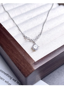 Dettaglio della collana in argento S925 con pendente in zirconia cubica rotonda e confezione