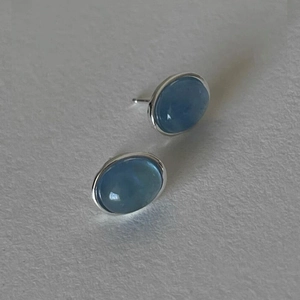 Elegant S925 sterling silver oval aquamarine stud earrings with minimalist design