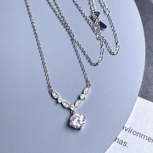 Elegante collana in argento sterling S925 con grande zircone rotondo e dettagli marquise