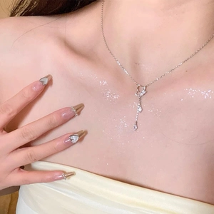 Détail du collier en argent 925 avec cœur évidé et pendentif goutte sur le mannequin