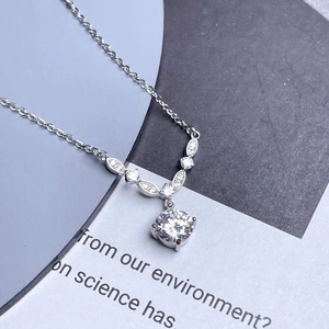 Collana minimalista in argento S925 con pendente a diamante rotondo su catena a maglie
