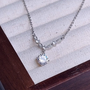 Collana minimalista in argento S925 con ciondolo brillante in una confezione regalo