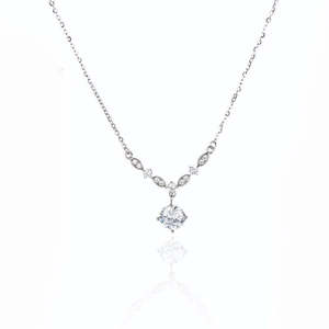 Elegante collana in argento S925 con pietra centrale rotonda e dettagli scintillanti