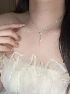 Gros plan d'un collier Y en argent 925 avec pendentif chat et élégant pompon en cristal