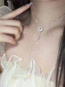 Détail du pendentif cœur en argent avec zircons en forme de goutte sur une chaîne fine
