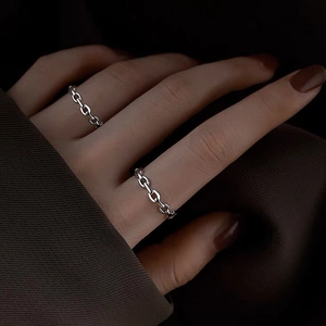 Minimalist S925 sterling silver chain link ring for women in a sleek industrial design