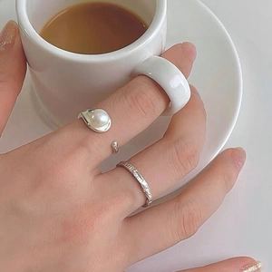 Elegant S925 sterling silver freshwater pearl ring set with minimalist hammered design