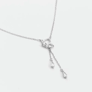 Détail du collier papillon en argent 925 avec zircons et pampilles gouttes d'eau