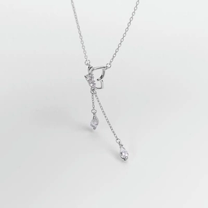 Détail du collier en argent 925 avec cadre en cœur et pendentifs gouttes