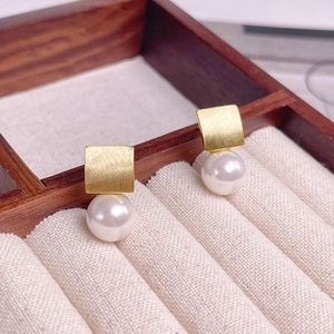 Boucles d'oreilles carrées dorées S925 avec perles blanches dans un écrin de luxe