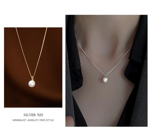Dettaglio della collana con ciondolo in argento S925 e perla su raso e modella