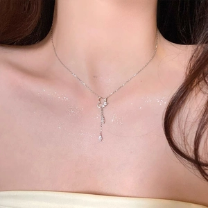 Collier en argent 925 avec pendentif papillon et pompon de zircons marquise fins