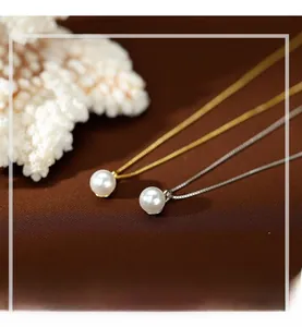 Dettaglio delle collane in argento sterling S925 con pendenti in perle finte tonde