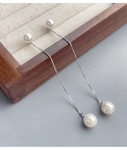 Vue détaillée des boucles d'oreilles pendantes en argent S925 avec perles élégantes
