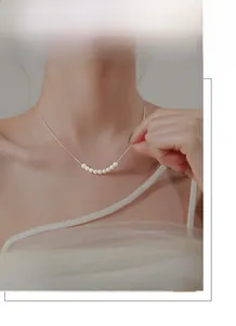 Détail du collier en argent sterling S925 avec petites perles blanches sur chaîne fine