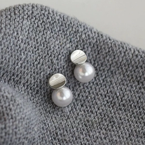 Orecchini a perno eleganti in argento S925 con perle tonde e dischi concavi in metallo