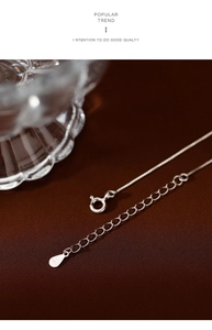 Dettaglio della chiusura in argento sterling S925 con catenella ed etichetta con punzone