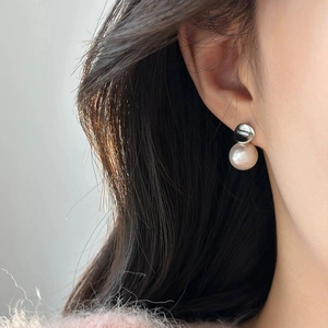 Eleganti orecchini a perno in argento S925 e perle indossati da una modella in posa