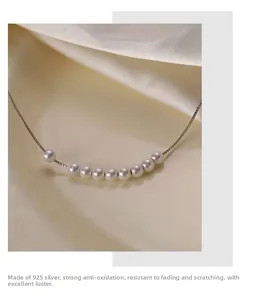 Gros plan sur une chaîne en argent sterling S925 avec perles sur soie beige