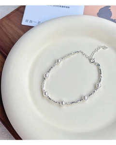 Detail eines Armbands aus S925 Sterlingsilber mit weißen Perlen und Silberperlen