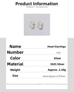 Vue détaillée des boucles d'oreilles cœur S925 en argent avec pierre bleue