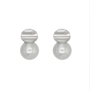 Eleganti orecchini a lobo in argento 925 con dischi concavi e perle bianche tonde