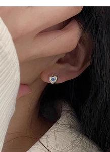 Vue détaillée d'une boucle d'oreille cœur en argent S925 avec pierre bleue