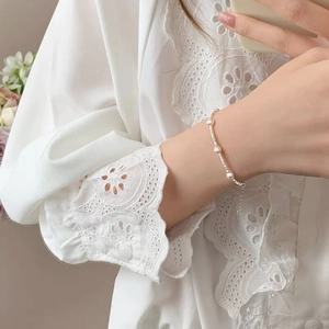 Elegantes S925 Sterlingsilber Perlenarmband für Damen auf einer Manschette aus Spitze