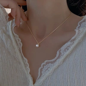 Elegante collana di perle in argento S925 su modella con catena dorata e pizzo