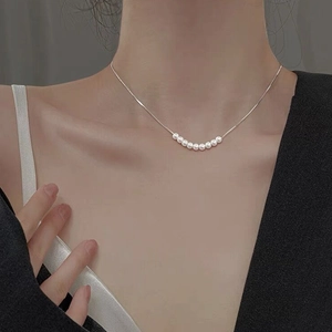 Collier élégant en argent sterling S925 avec huit petites perles au design minimaliste