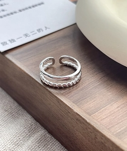 Close-up of S925 sterling silver double-layered ring with hallmark and twist detail